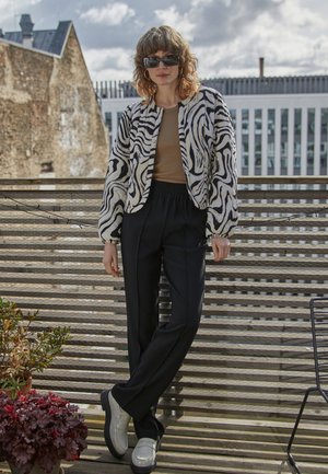 QUINTA JACKET - Overgangsjakker - white/black