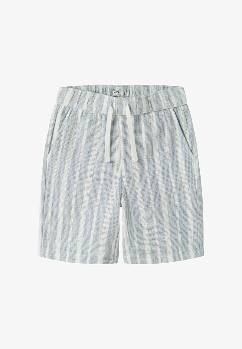 Short en maille rayé vertical bleu clair et blanc avec taille élastique et cordon blanc, doté de poches latérales.