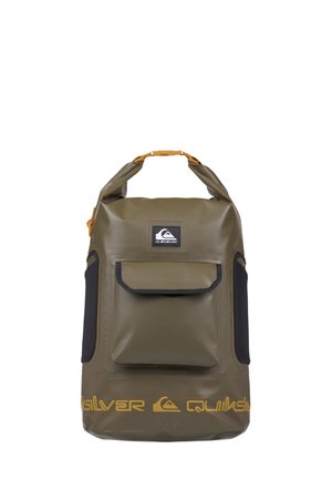 Groene waterdichte rugzak met een roll-top sluiting, voorvak, zwarte accenten en een opvallend geel merkembleem aan de onderkant.