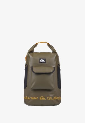 Groene waterdichte rugzak met een roll-top sluiting, voorvak, zwarte accenten en een opvallend geel merkembleem aan de onderkant.