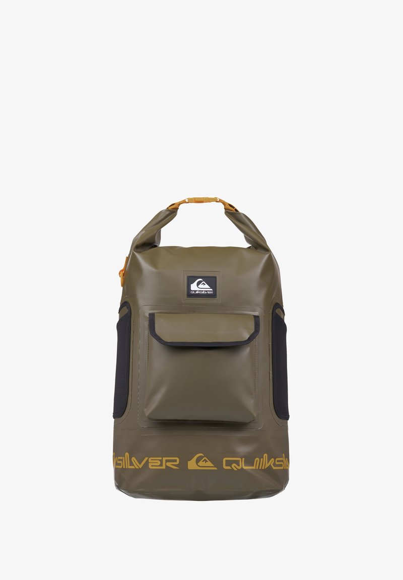 Mochila impermeable verde con cierre superior enrollable, bolsillo delantero, detalles negros y un destacado logotipo amarillo de la marca en la parte inferior.