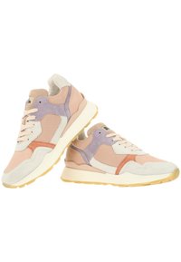 Paire de baskets casual roses, beiges et lavande avec semelles blanches et semelles extérieures en gomme, présentant des panneaux en daim et perforés.