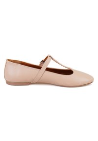 Beige leren ballerina met een spitse neus en uitsneden, voorzien van een band en een gesp detail over de wreef. Glad textuur.