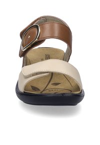 Braune und beige Sandale mit verstellbarem Schnallenverschluss, offener Zehenpartie, strukturiertem Innensohle und schwarzer Gummisohle.