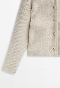 Beige gestrickte Strickjacke mit einem strukturierten Rippmuster, die vorn mit Holzknöpfen ausgestattet ist und eine verkürzte Länge hat. Weicher Stoff und lockere Passform.