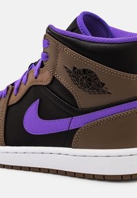 Wysokie sneakersy w czarnym, brązowym i fioletowym skórzanym wykończeniu z fakturą. Posiadają fioletowe sznurówki, logo Nike oraz wytłoczone logo. Biała podeszwa.
