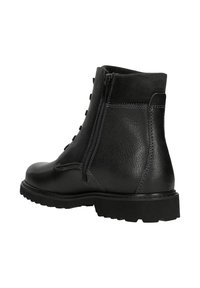 Stivaletto in pelle nera con finitura testurizzata, lacci anteriori, zip laterale e suola in gomma chunky per una maggiore aderenza.
