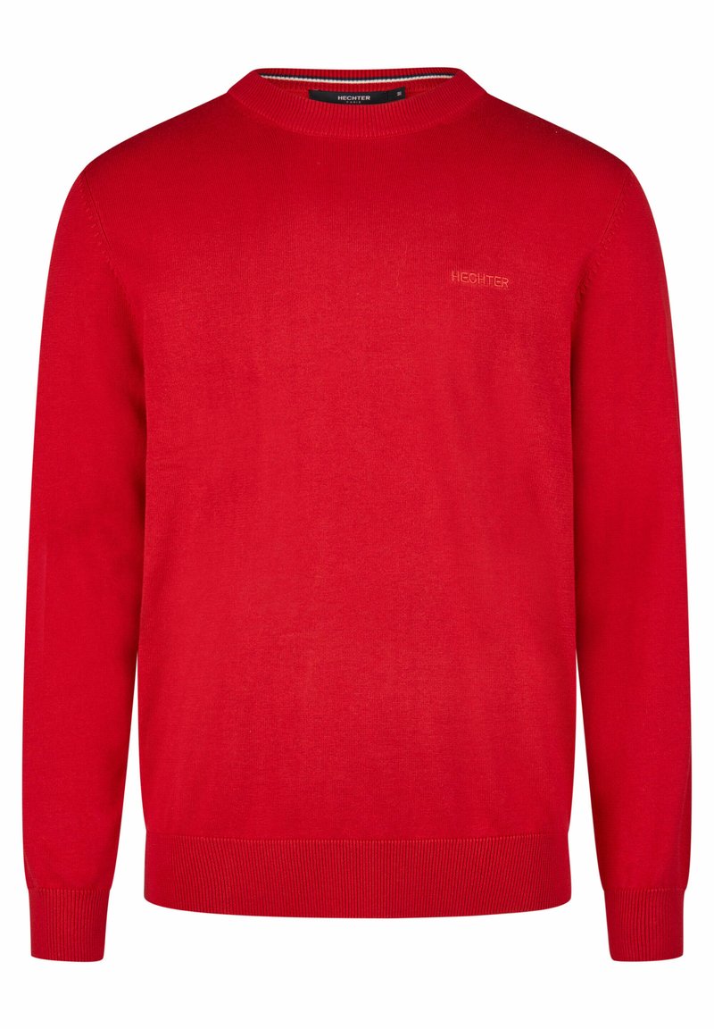 Roter Pullover aus glattem Strickstoff, mit Rundhalsausschnitt und langen Ärmeln, sowie gerippten Bündchen und Saum. Dezentes Logo auf der Vorderseite.