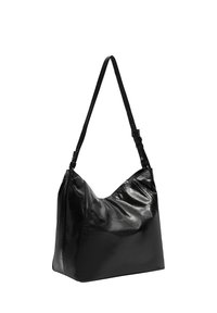 Czarna skórzana torba na ramię o miękkiej, teksturowanej powierzchni, szerokim otwarciu i regulowanym pasku; minimalistyczny design bez widocznych elementów metalowych.