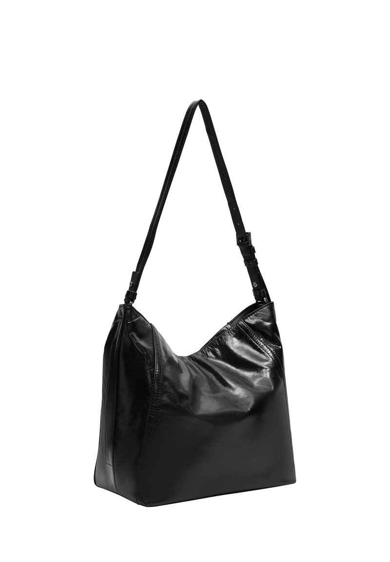 Schwarze Leder-Umhängetasche mit einer weichen, strukturierten Oberfläche, einer breiten Öffnung und einem verstellbaren Riemen; minimalistisches Design ohne sichtbare Hardware.