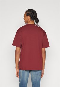 Nike SB TEE LOGO - Apdrukāts T-krekls - dark team red