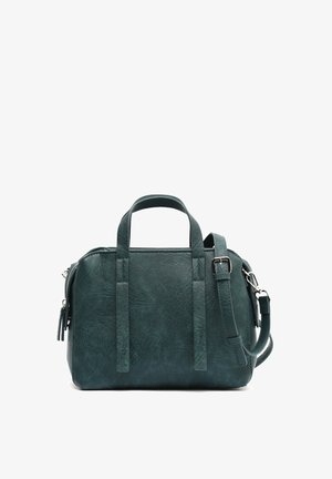Bolso de mano de cuero en color verde azulado con dos asas superiores y una correa de hombro desmontable. Presenta una superficie texturizada y cierre de cremallera. Forma rectangular.