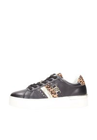 Zapatilla negra de cuero con acentos de estampado de leopardo, rayas plateadas y tachuelas decorativas en el costado. Suela de plataforma blanca. Diseño con cordones.