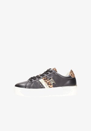 Sneaker in pelle nera con dettagli in stampa leopardata, strisce argentate e borchie decorative sui lati. Suola piatta bianca. Design con lacci.