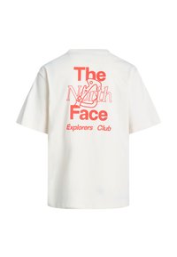 Bílé tričko s krátkým rukávem s červeným nápisem „The North Face Explorers Club“ a grafikou karabiny na zádech.