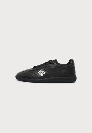 Baskets en cuir noir avec semelle noire, lacets noirs et logo blanc D2 carré sur le côté, présentées de profil sur fond blanc.