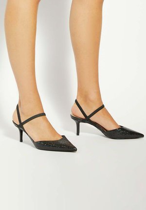 Zwarte slingback hakken met een spitse neus, een gestructureerde bovenkant en twee dunne banden. Voorzien van een lage stiletto hak voor extra stabiliteit.