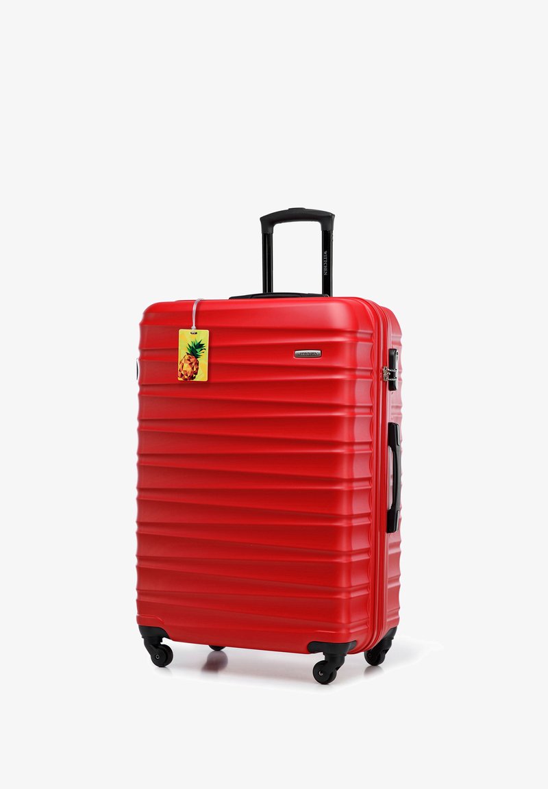 Roter Hartschalenkoffer mit geriffelter Textur, ausziehbarem schwarzen Griff, vier Rollen und einem Kofferanhänger mit Ananasmotiv.