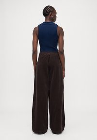 ONLY Tall ONLSVEA NESSA CORD WIDE  - Trousers - seal brown
