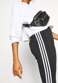 adidas Originals Teplákové kalhoty - black