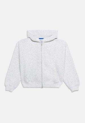 Felpa con cappuccio grigio chiaro con zip, tasche frontali e piccolo logo bianco discreto sul petto sinistro, mostrata su sfondo bianco.
