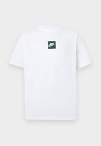 Άσπρο κοντομάνικο T-shirt της Nike με μικρό πράσινο τετράγωνο λογότυπο που απεικονίζει το σήμα Swoosh της Nike και κείμενο στο κέντρο του στήθους.