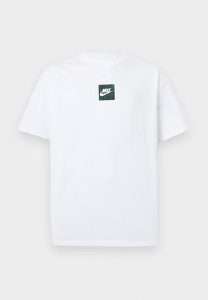 Άσπρο κοντομάνικο T-shirt της Nike με μικρό πράσινο τετράγωνο λογότυπο που απεικονίζει το σήμα Swoosh της Nike και κείμενο στο κέντρο του στήθους.