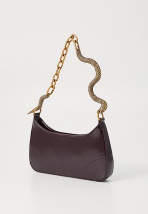 Bolso de mano de cuero púrpura oscuro con un asa en cadena dorada con textura en forma de serpiente y una cadena dorada enlazada sobre un fondo blanco.