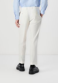 Isaac Dewhirst THE PREMIUM STRETCH BLEND - Κοστούμι - cream