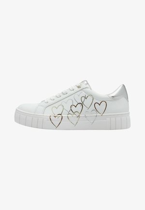 Witte leren sneaker met een zilveren accent op de hiel, voorzien van gouden en zilveren hartontwerpen aan de zijkant en een gekleurde rubberen zool.
