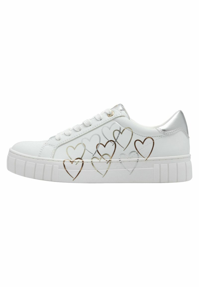 Sneaker bianco in pelle con un accento argento sul tallone, caratterizzato da disegni di cuori dorati e argentati sui lati e una suola in gomma testurizzata.