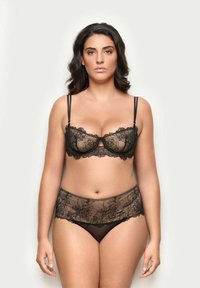 Černá krajková souprava spodního prádla obsahující balkonovou podprsenku s květinovými vzory, nastavitelné ramínka a odpovídající průhledné vysoké kalhotky.