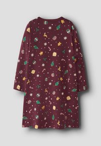 Bordowa sukienka z długim rękawem, ozdobiona świątecznym wzorem drzew, pierników, reniferów, lasek cukrowych i płatków śniegu na miękkim materiale.