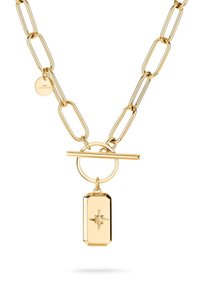 Gouden ketting met een grote, langwerpige schakelketting, met een sluiting met toggle en een rechthoekige hanger met een sterrenontwerp.