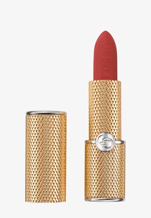 Rød læbestift i et tekstureret guldrør med sølvaccent. Röret har et diamantskær og er delvist åbent for at afsløre læbestiftens spids.
