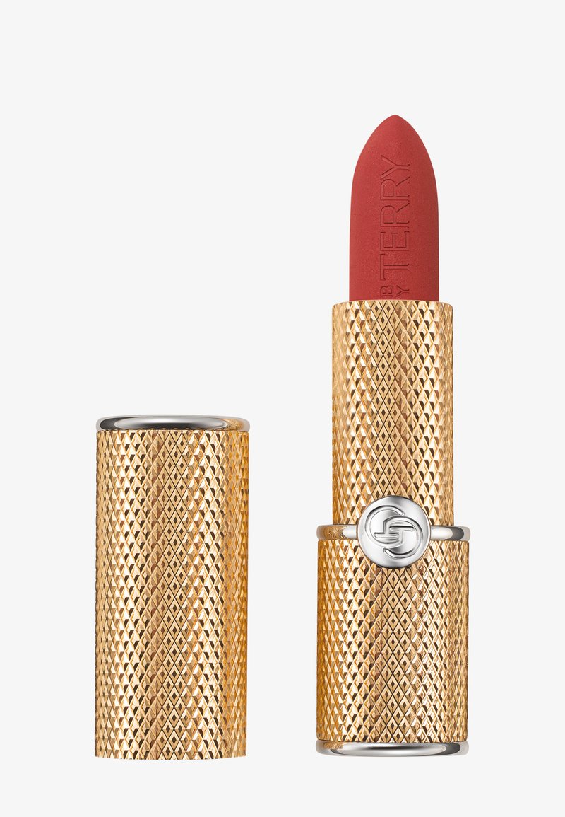 Röd läppstift i ett texturerat guldrör med en silverdetalj. Röret har ett diamantmönster och är delvis öppnat för att avslöja läppstiftspetsen.
