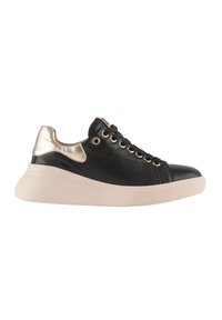 Černé kožené tenisky s metalicky zlatým akcentem na patě, kulatou špičkou a zvýšenou béžovou podrážkou s texturovaným gripem.