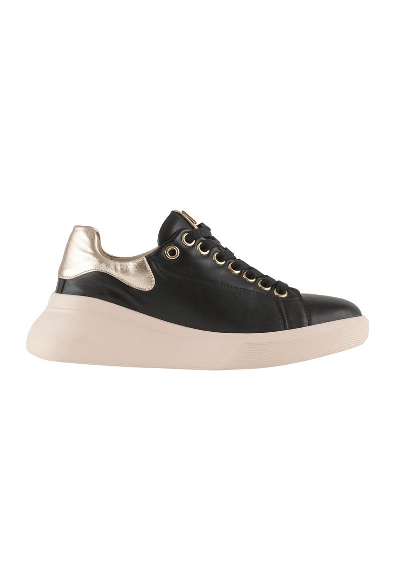 Černé kožené tenisky s metalicky zlatým akcentem na patě, kulatou špičkou a zvýšenou béžovou podrážkou s texturovaným gripem.