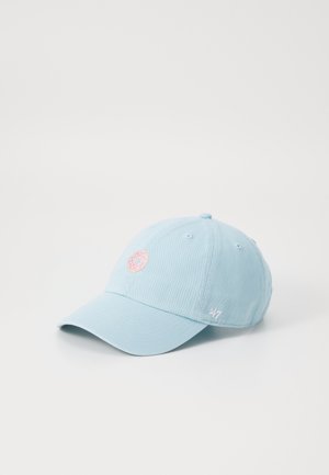 Lichtblauwe baseballpet met een roze geglazuurde donut geborduurd op de voorkant en een klein wit '47' logo aan de zijkant.