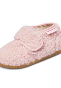 Růžové chlupaté pantofle vyrobené z měkkého, texturovaného materiálu s Velcro páskem. Gumová podrážka zajišťuje přilnavost a odolnost. Viditelná značka.