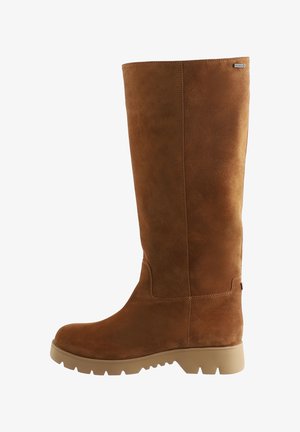 Brązowe zamszowe kozaki do kolan o gładkiej fakturze, gumowej podeszwie i niewielkim obcasie. Oferują detal szwu oraz metkę z logo na boku.