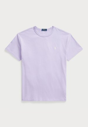 Lavendel katoenen t-shirt met korte mouwen, ronde hals en een klein, wit geborduurd logo op de linkerborst. Soepele, lichtgewicht stof.