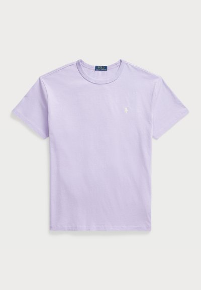 Lavandas krāsas kokvilnas t-krekls ar īsām piedurknēm, apaļu kakla izgriezumu un mazu baltu izšūtu logotipu kreisajā krūtī. Gluda, viegla auduma.