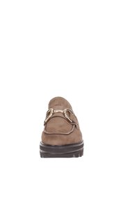 Mocassino in suede marrone con punta rotonda, design slip-on, dettagli in metallo dorato decorativo e suola in gomma texture.