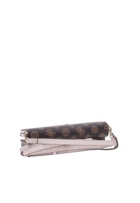 Borsa a mano in pelle marrone con motivo a logo, texture liscia, design bicolore e tracolla staccabile di colore rosa chiaro. Forma compatta con chiusura a zip.