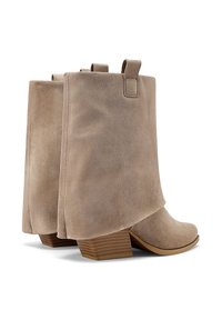 Stivali alla caviglia in suede beige con un tacco leggermente rialzato, caratterizzati da un design a strati unico e linguette laterali per facilitarne l'indossamento.