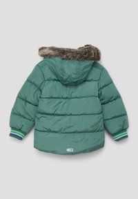 Groene pufferjas met een nepfluweel kraag, ribgebreide manchetten met blauwe en groene strepen, en horizontale stikseldetails.