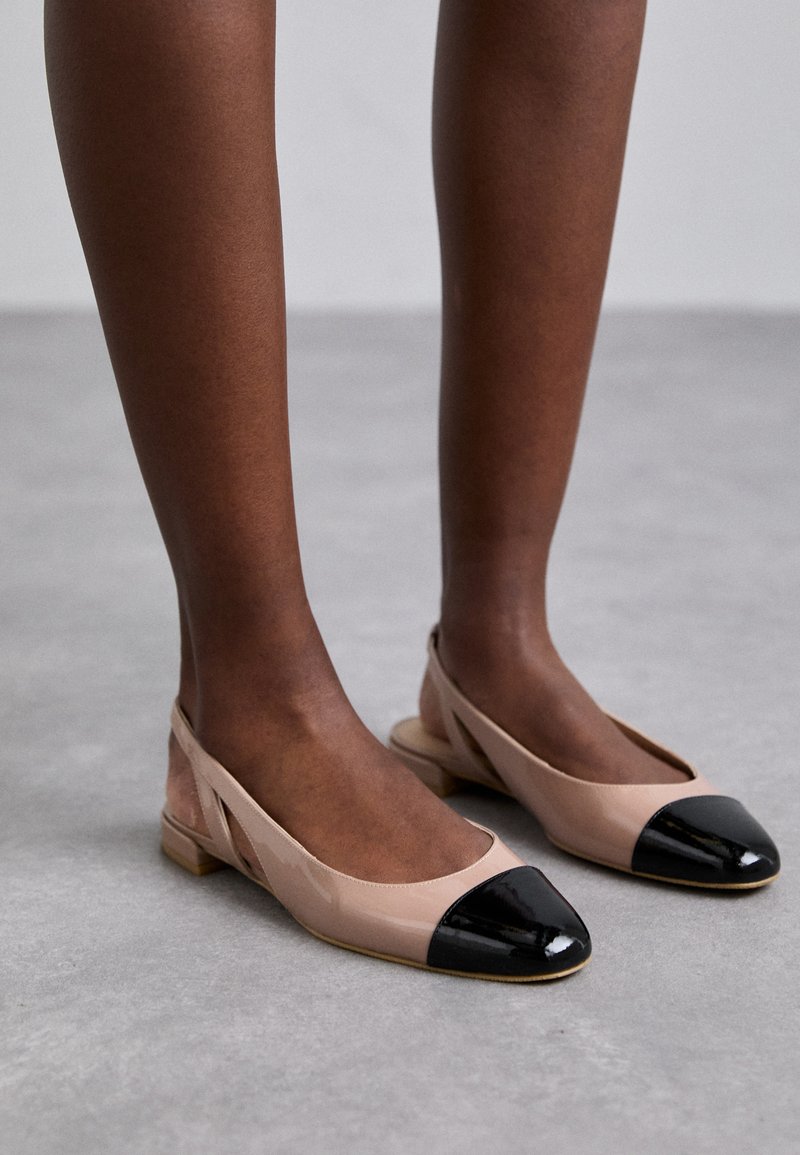 Stuart Weitzman SLEEK SLINGBACK - Slingback ballerina´s - fawn/black