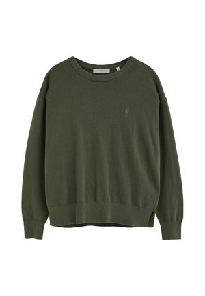 Pull vert olive foncé à manches longues avec col rond, poignets et ourlet côtelés et un petit logo brodé sur la poitrine gauche.