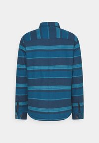 Camicia in flanella blu scuro con strisce orizzontali color acquamarina, polsini con bottone e collare classico. Tessuto morbido con un fit rilassato.